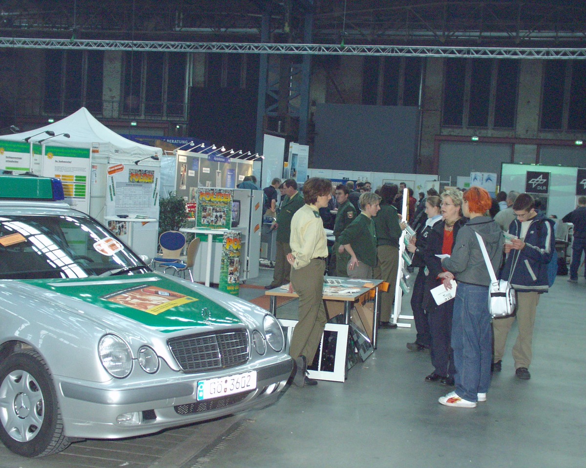 POL-GOE: (108) Polizei-Ausstellung ein voller Erfolg: 60 wollen zur Polizei