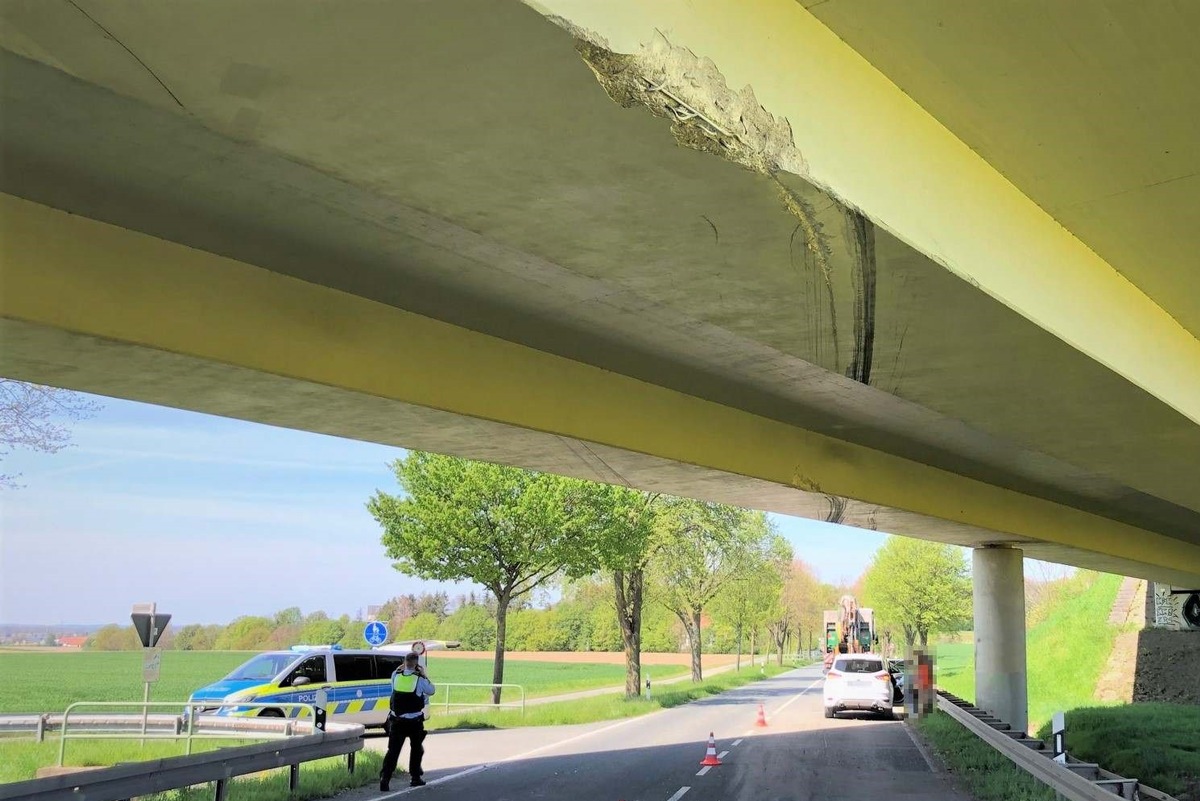 POL-PB: Bagger auf Tieflader rammt Brücke