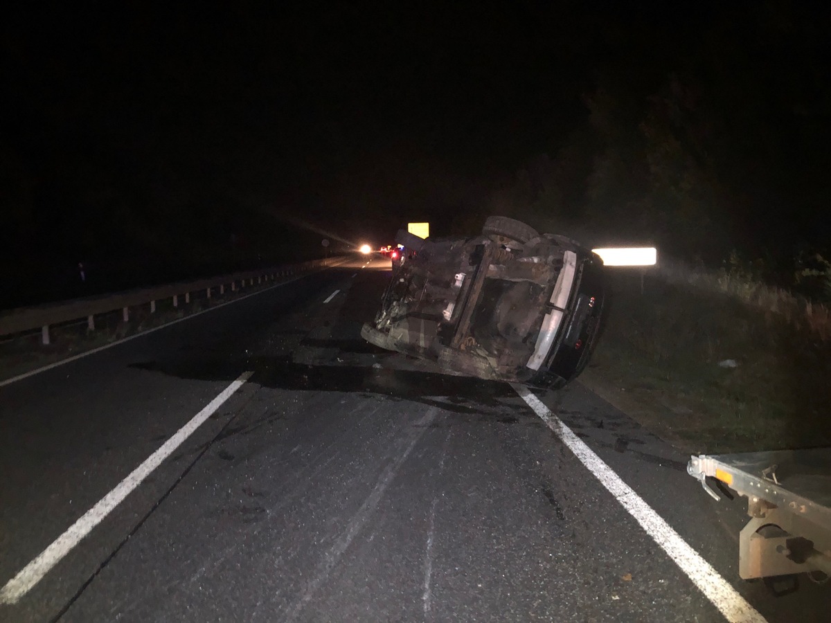 POL-PDKH: Verkehrsunfall auf der B 41 - Anhänger mit PKW gerät ins Schleudern und fällt um