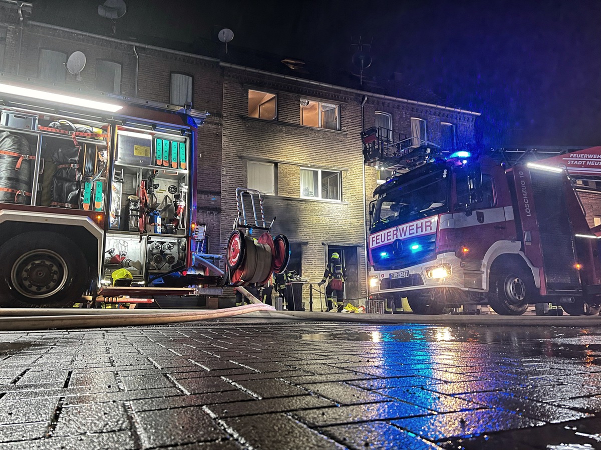 FW-NE: Wohnung in Vollbrand | 10 Personen betroffen