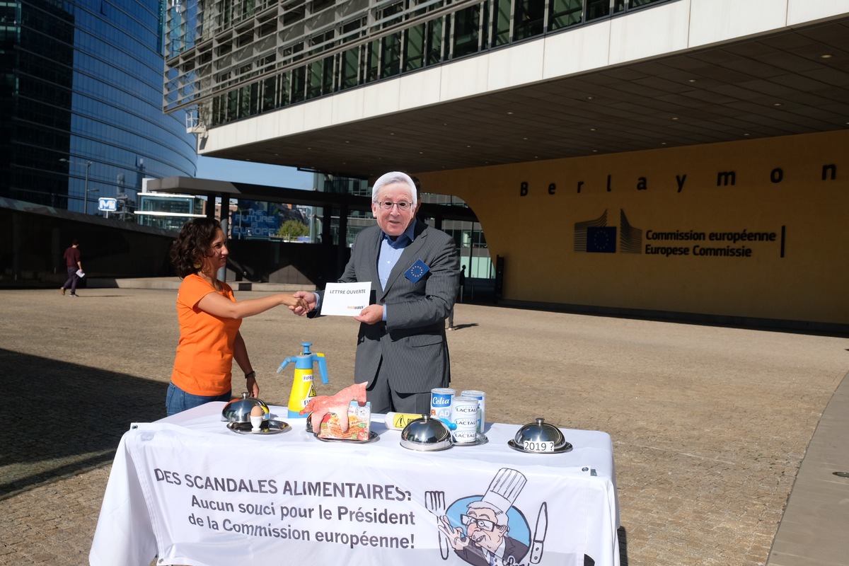 foodwatch en action devant la Commission européenne pour interpeller Jean-Claude Juncker : l&#039;UE ne protège pas les consommateurs des scandales alimentaires