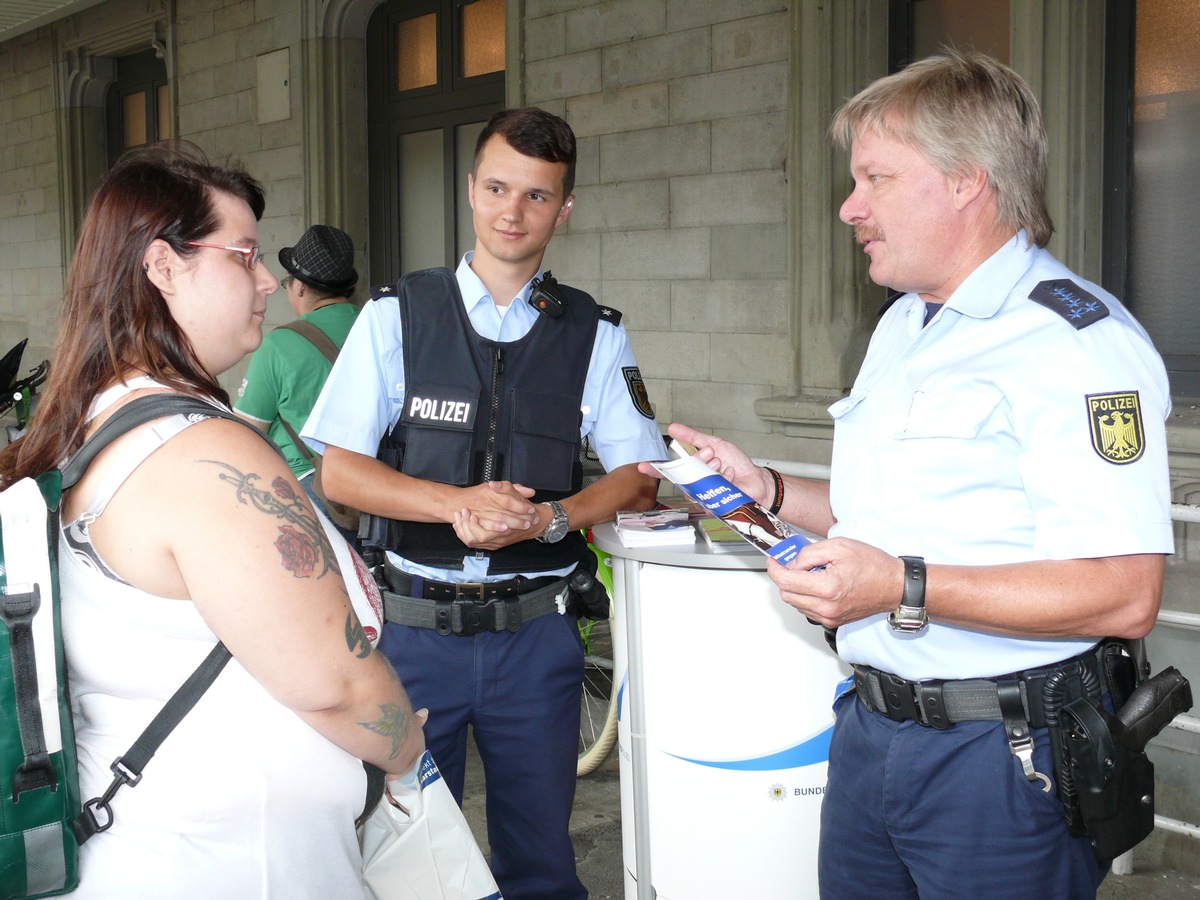 BPOLI-KN: Sommerzeit = Reisezeit: Bundespolizei informiert im Bahnhof Konstanz