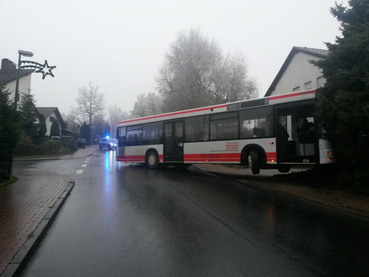 POL-HM: Glätteunfall mit Linienbus - glücklicherweise nur eine leicht verletzte Fußgängerin