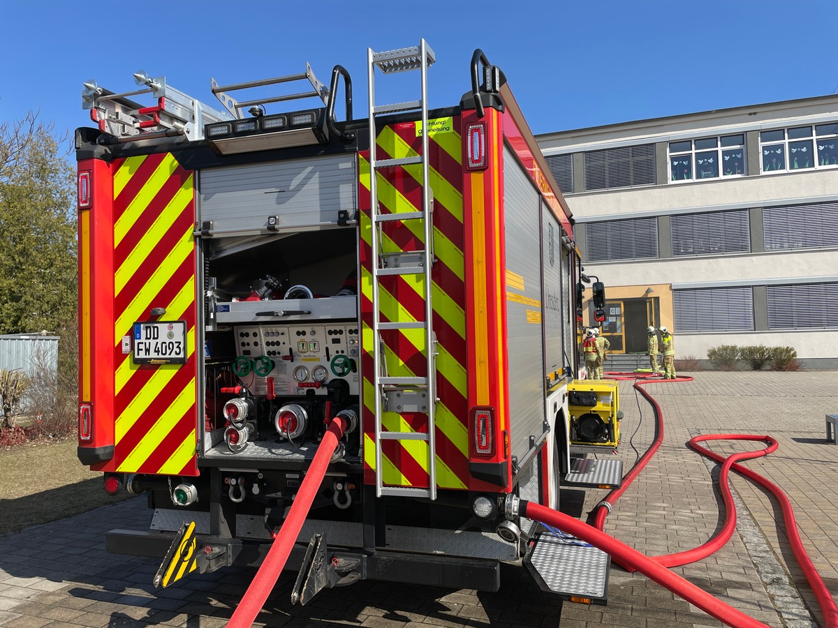 FW Dresden: Brand in der 93. Grundschule