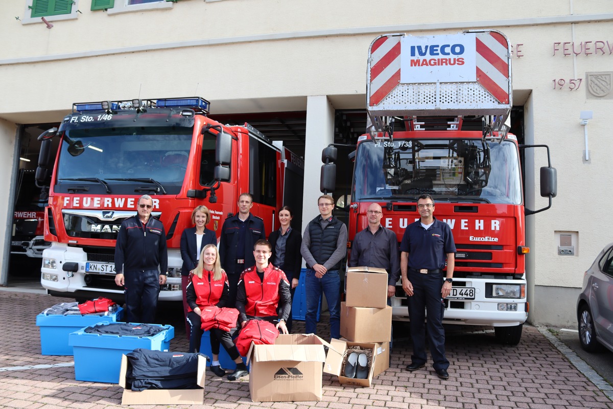 FW Stockach: Übergabe von Wechselkleidung an die Feuerwehr