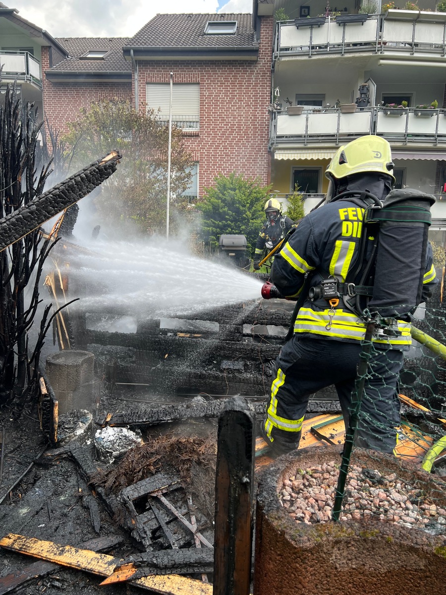 FW Dinslaken: Gartenlaube in Vollbrand