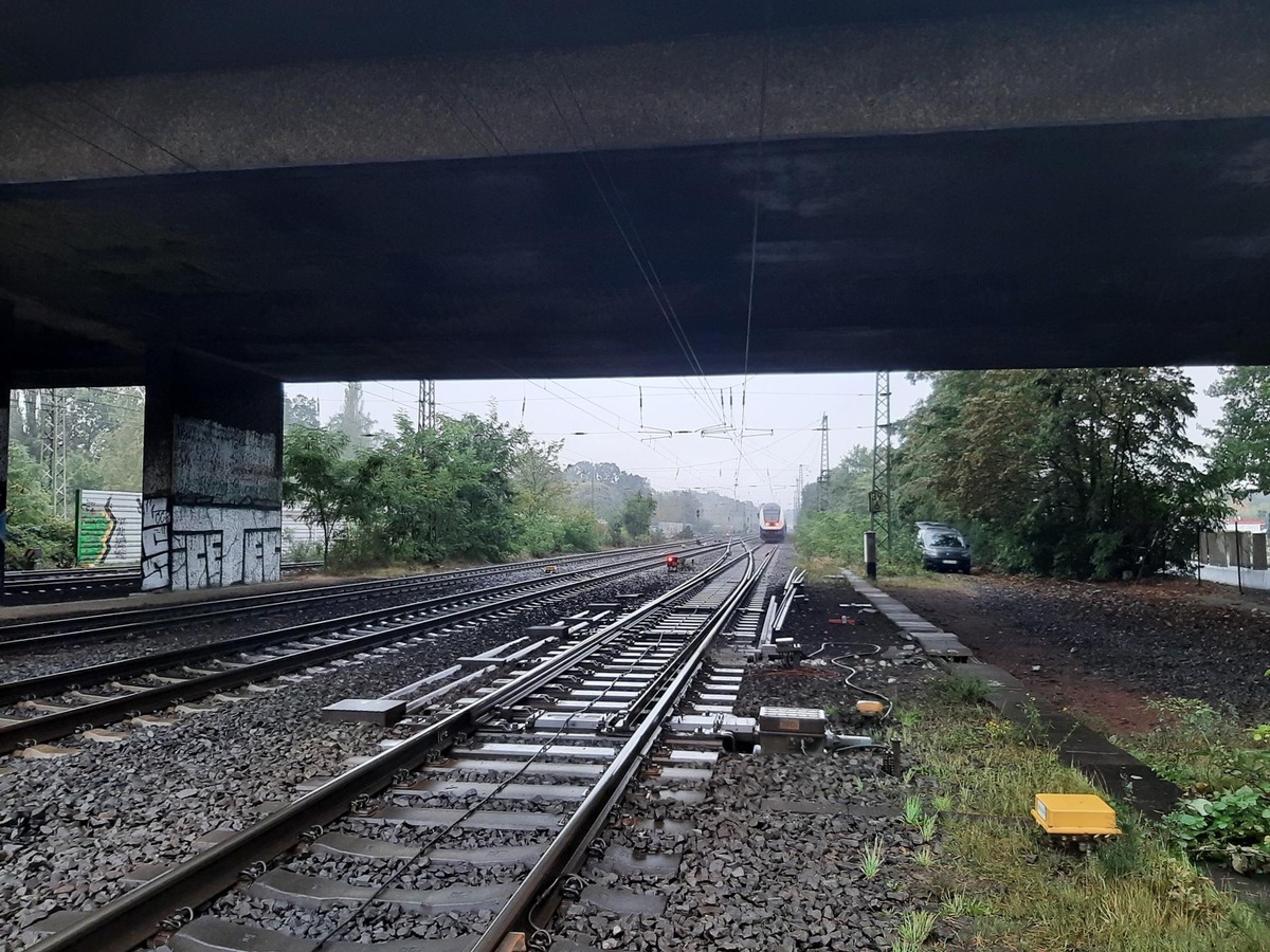 BPOL-HB: Betonplatte auf Bahngleise in Celle gelegt