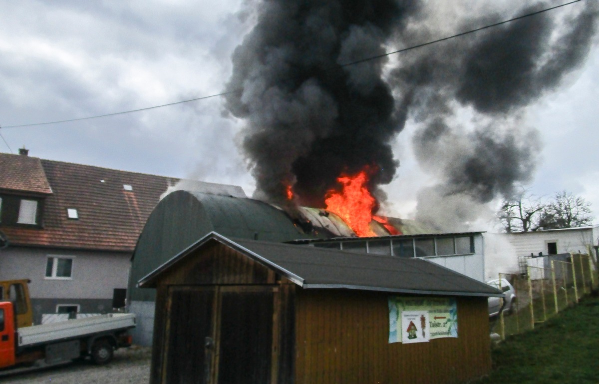 KFV-CW: Kfz-Werkstatt im Vollbrand. Eine Person leicht verletzt.