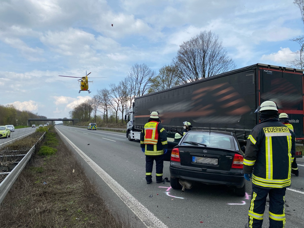 FW-WRN: 2RTW_1NEF - LZ1 - VU, PKW unter LKW-Anhänger, keiner eingeklemmt