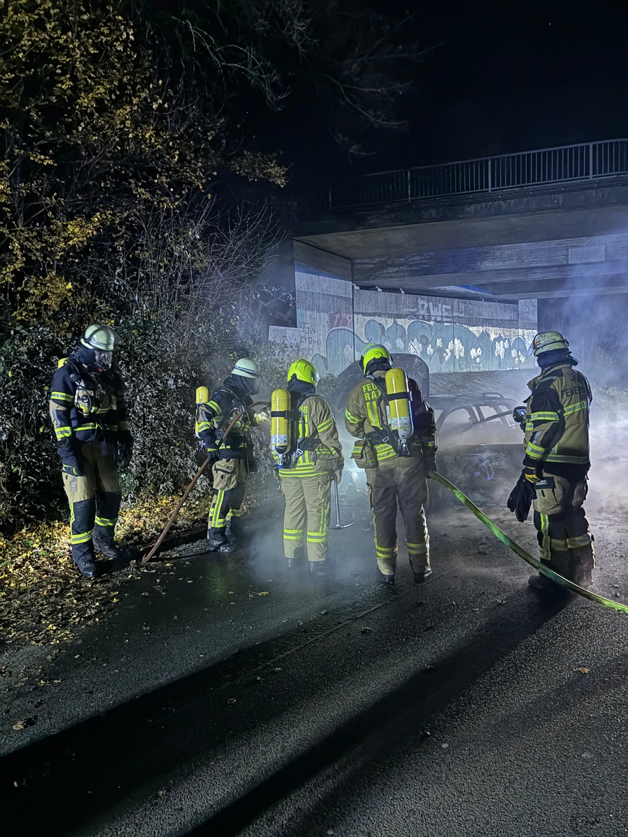 FW-E: Brennender Pkw auf der A 52 - Zusammenarbeit mit der Feuerwehr Ratingen