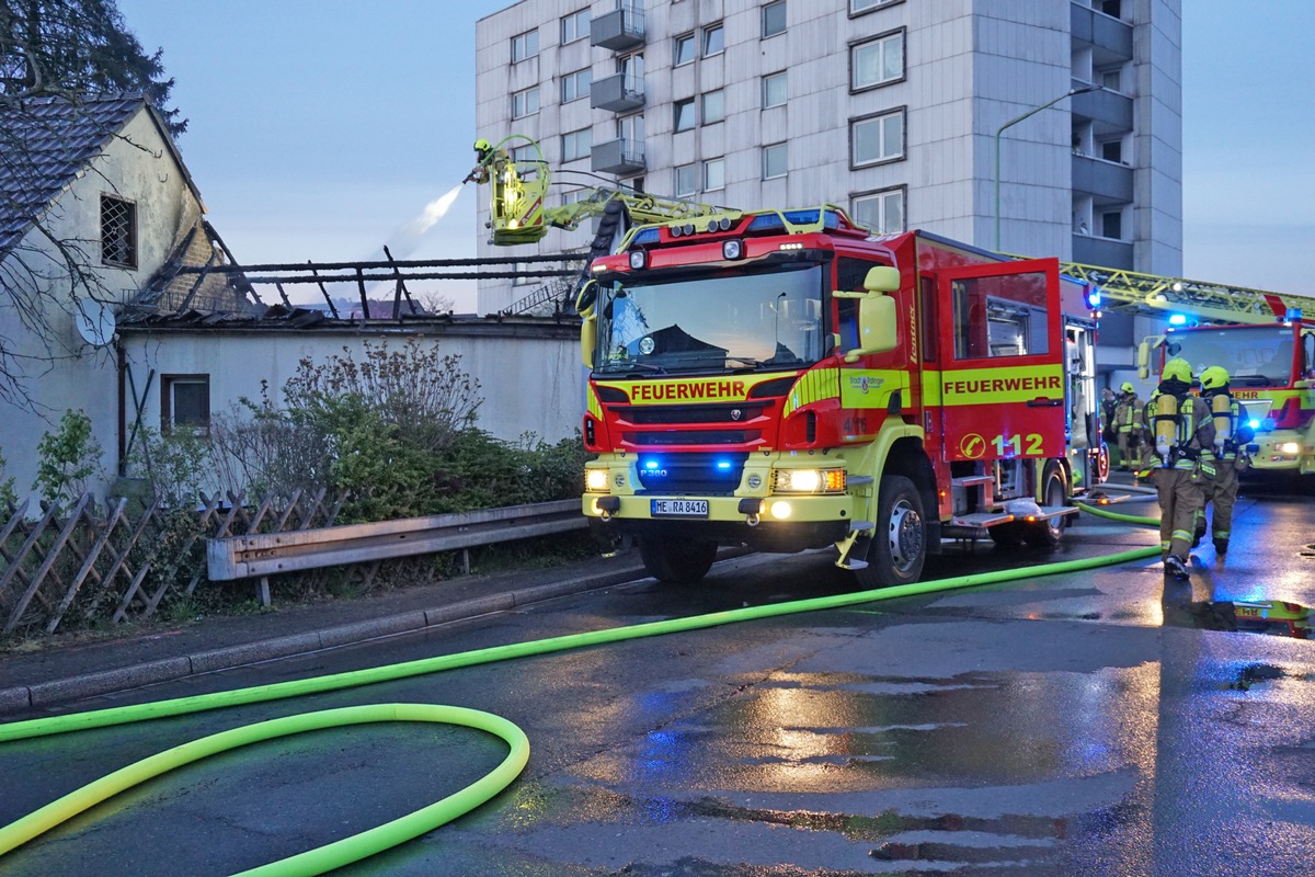 POL-ME: Brand im Anbau eines leerstehenden Einfamilienhauses - Ratingen - 2104112