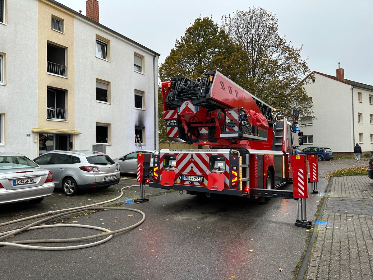 FW Düren: Zimmerbrand mit Menschenleben in Gefahr