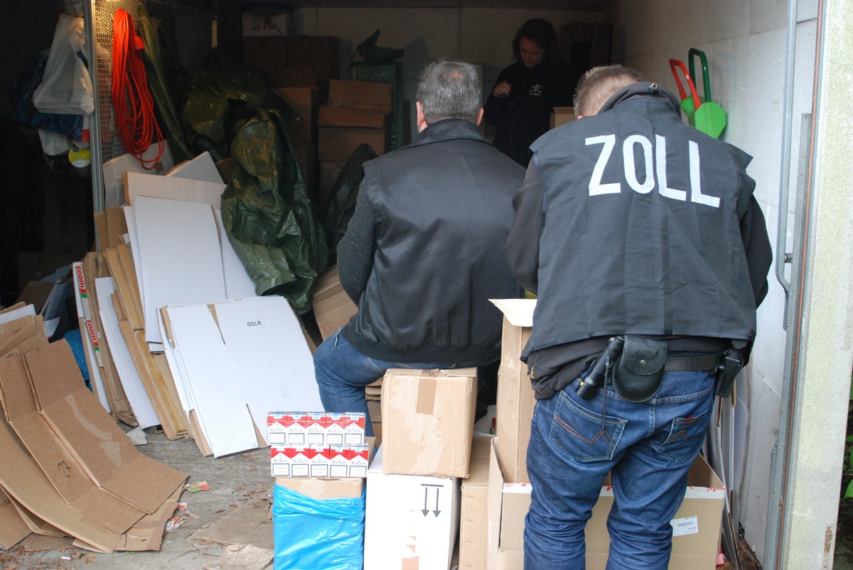 ZOLL-HH: Zigarettenhehler versteckt sich in Zigarettenkartons