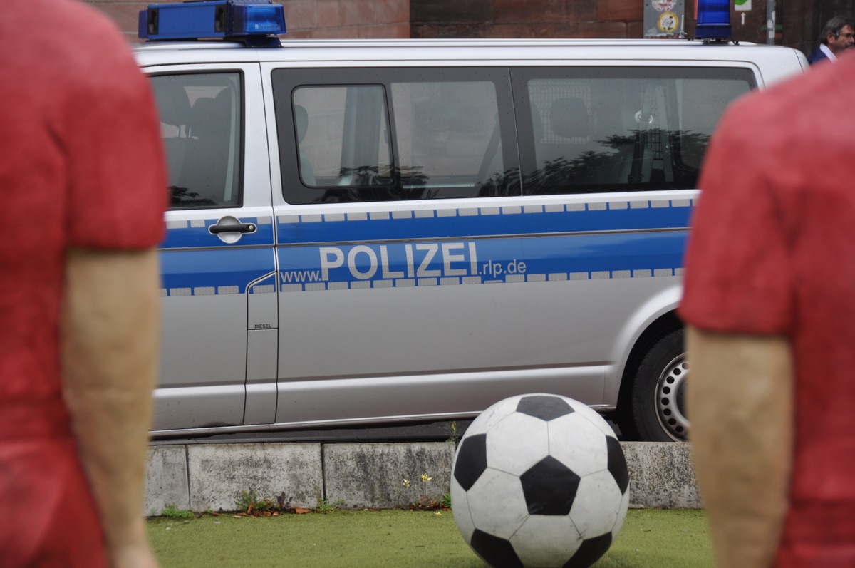 POL-PPWP: DFB-Pokal: 1. FCK - VfB Stuttgart - Viel Pyrotechnik im Stadion gezündet