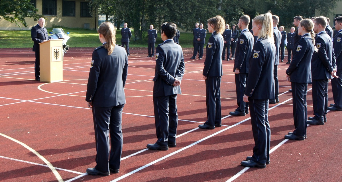 Bundespolizeidirektion München: Neue Bundespolizisten für die Region / Vereidigung in Rosenheim - Einsatzort Garmisch-Partenkirchen