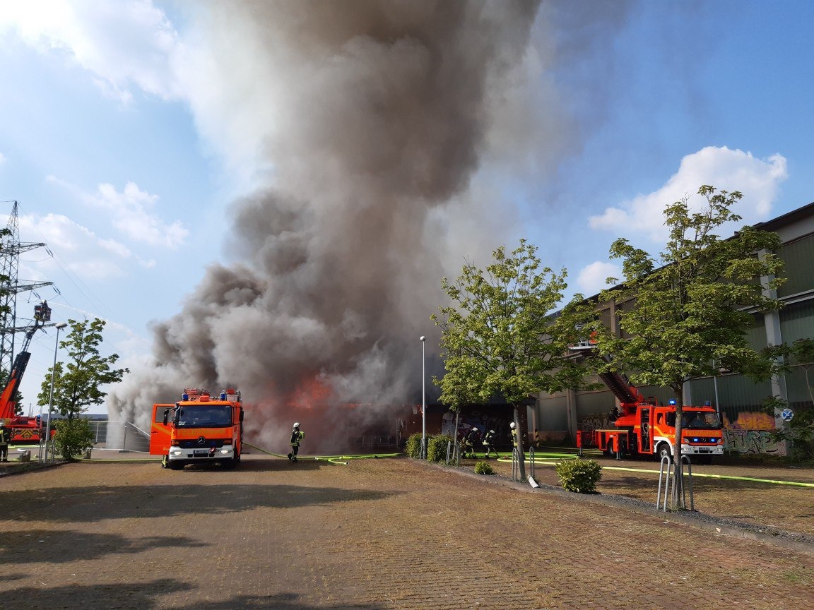 FW-MH: Ehemaliger Lebensmittelmarkt im Vollbrand - Keine Personen im Gebäude - Erstmeldung