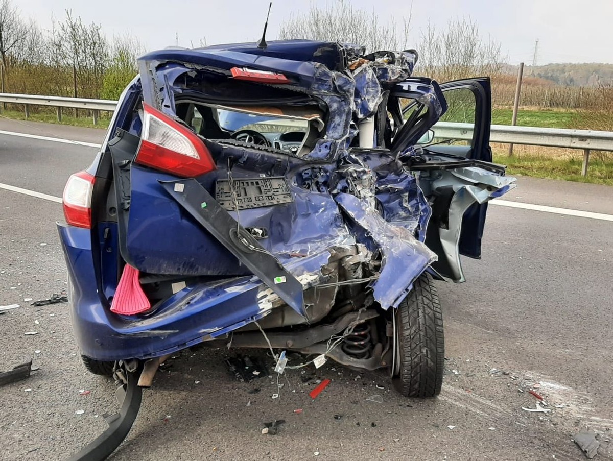 POL-STD: Unfall auf der Autobahn 26 - zwei Autoinsassen verletzt - BAB mehrere Stunden voll gesperrt