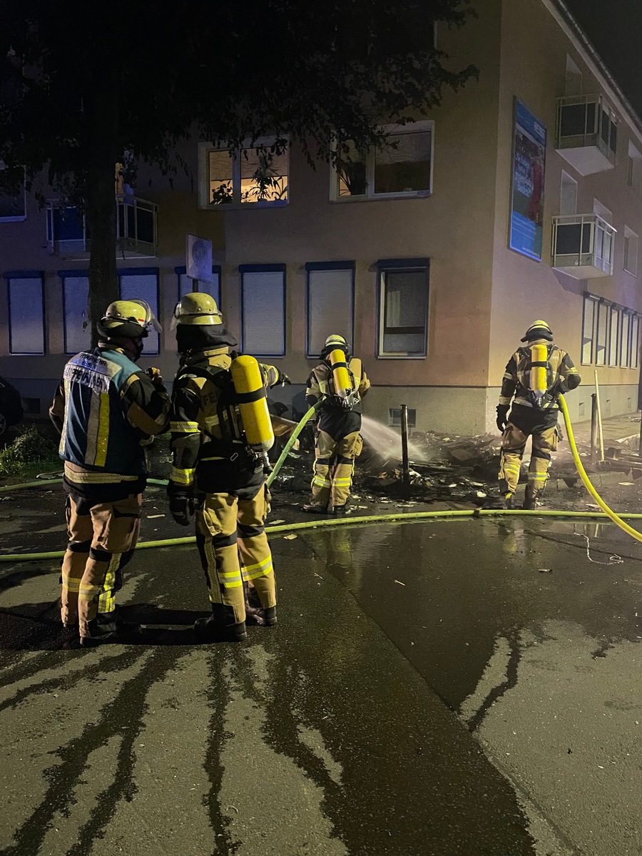 FW-E: Sperrmüllbrand vor einem Mehrfamilienhaus - Feuerwehr verhindert Brandausbreitung