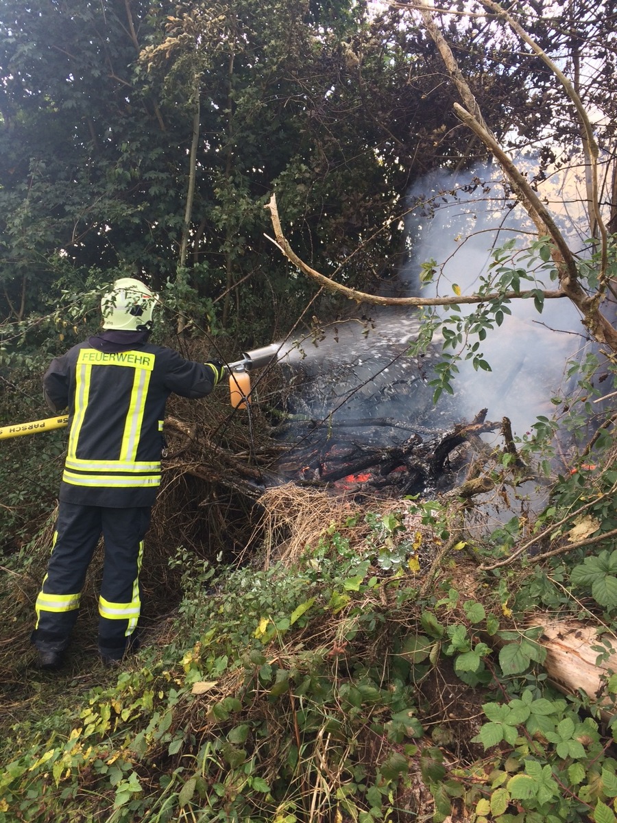 FW Lügde: Flächenbrand am Bahndamm