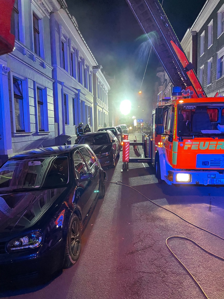 FW-EN: Wohnungsbrand mit Menschenleben in Gefahr, Mittelstr.