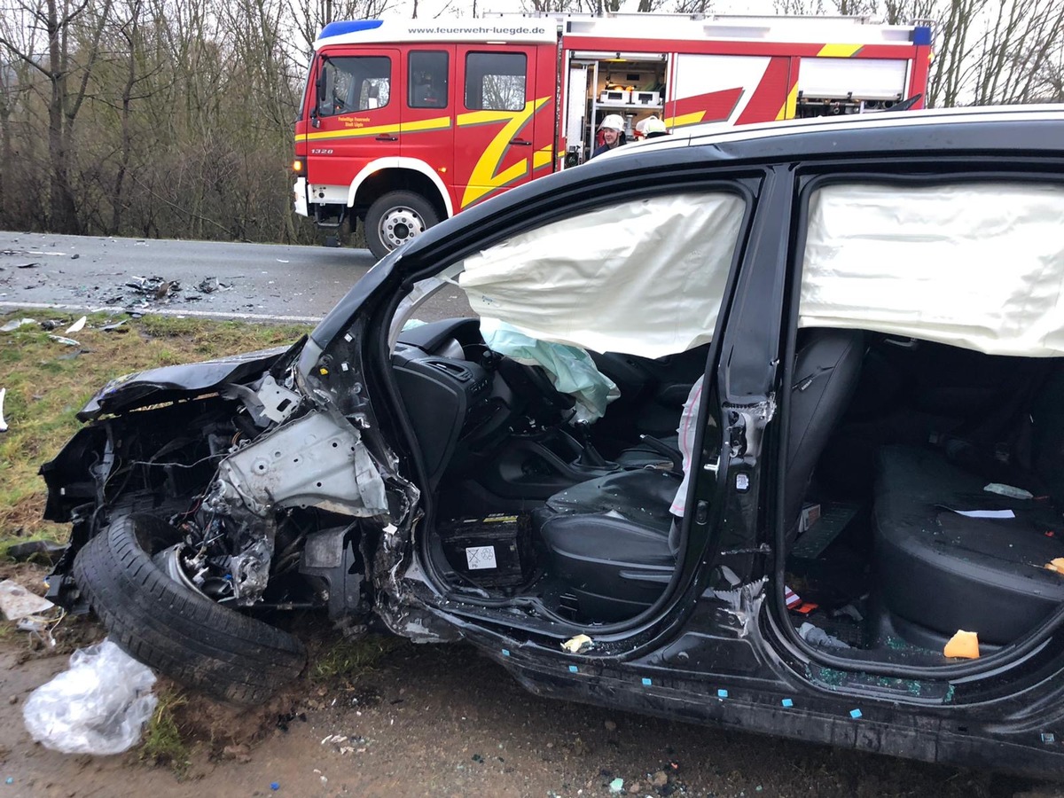 FW Lügde: Verkehrsunfall mit eingeklemmten Personen