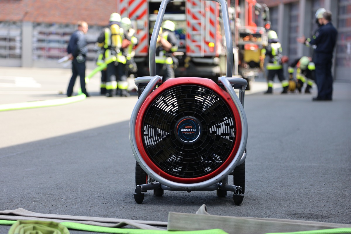 FW-E: Brand in einem Batterieraum der Karstadt Hauptverwaltung, automatische Brandmeldeanlage verhindert Schlimmeres - keine Verletzten