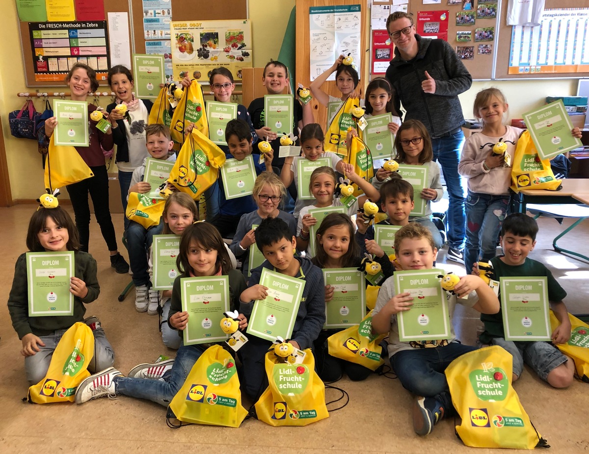 Vierte Runde: Lidl-Fruchtschule ins neue Schuljahr gestartet / Pilotprojekt &quot;Ernährungswerkstatt&quot; zeigt Eltern von Grundschülern, wie einfach bewusste Ernährung in den Alltag integriert werden kann (FOTO)