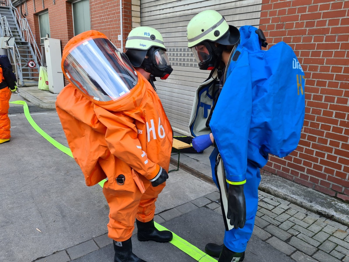 FW-EN: Ausgetretene Waschverdünnung wurde durch die Feuerwehr gebunden - ABC-Einsatz an der Wetterstraße