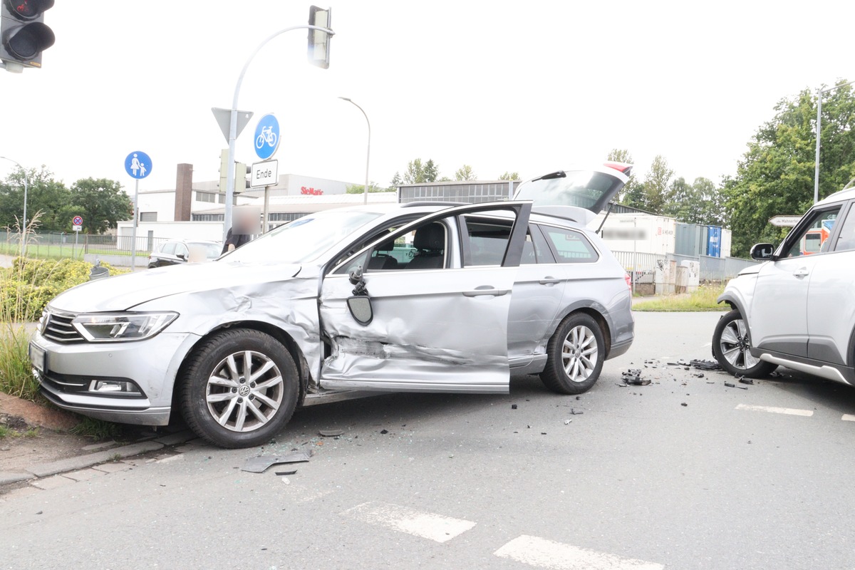 POL-HF: Zusammenstoß im Kreuzungsbereich- Gegenverkehr übersehen