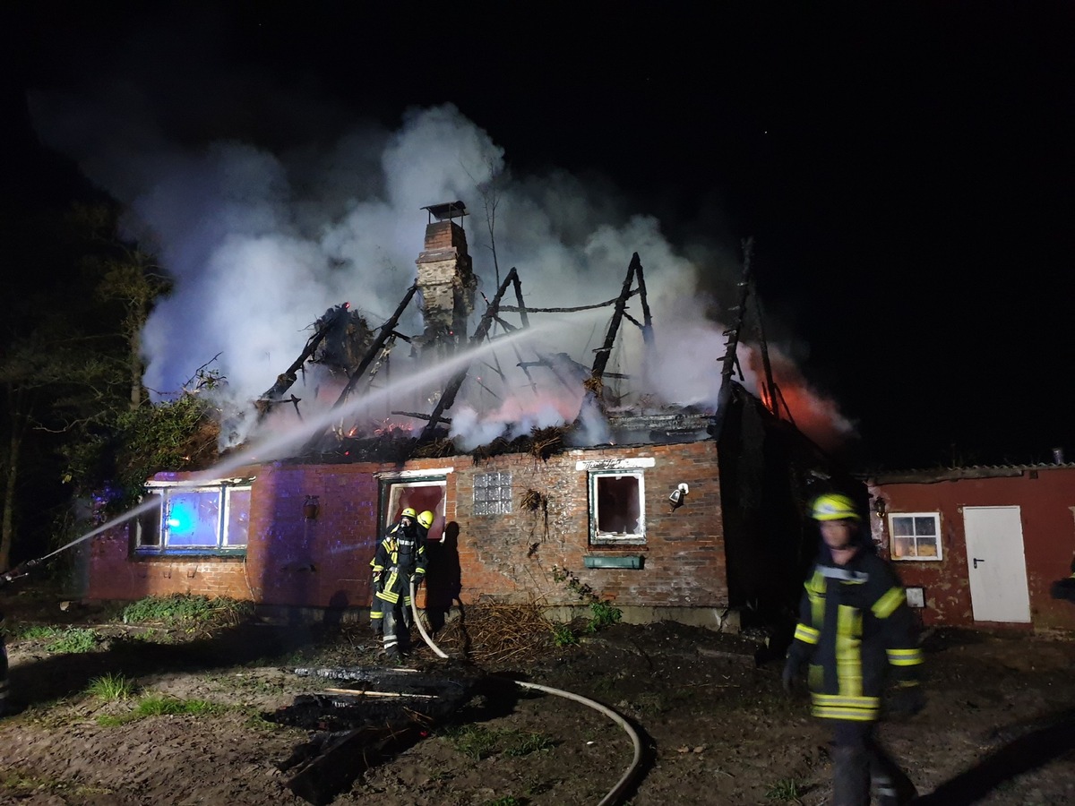 POL-STD: Serie von acht Autoaufbrüchen in Stade - ein Täter auf frischer Tat  festgenommen, Osterfeuer im Landkreis überwiegend friedlich verlaufen, Reetdachhaus in Dornbuschermoor von Feuer zerstört