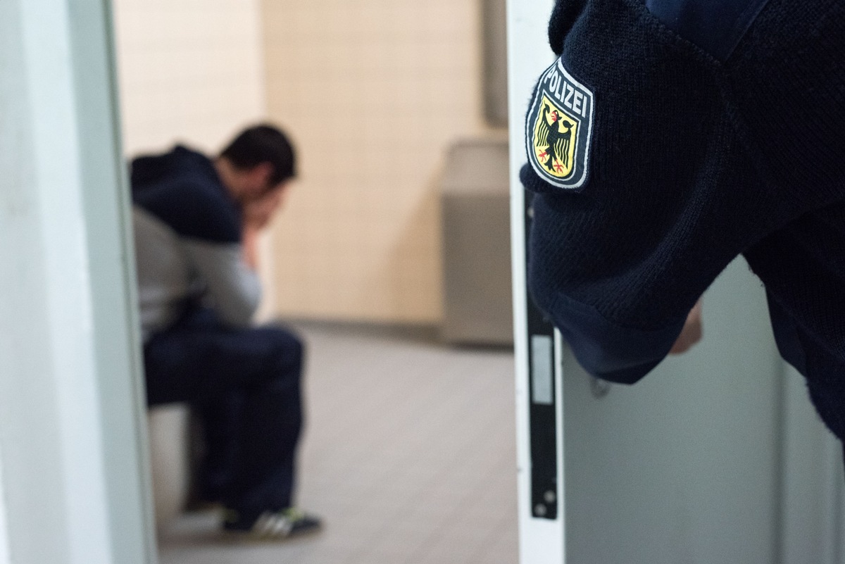 Bundespolizeidirektion München: Stahlbetonplatten auf Bahngleisen - Mutmaßlicher Täter wegen versuchten Mordes in Haft