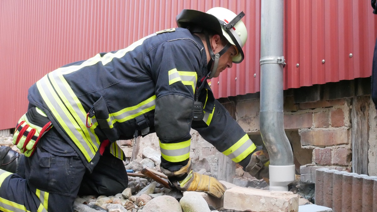 FW Celle: Feuer an einer Fachwerkwand