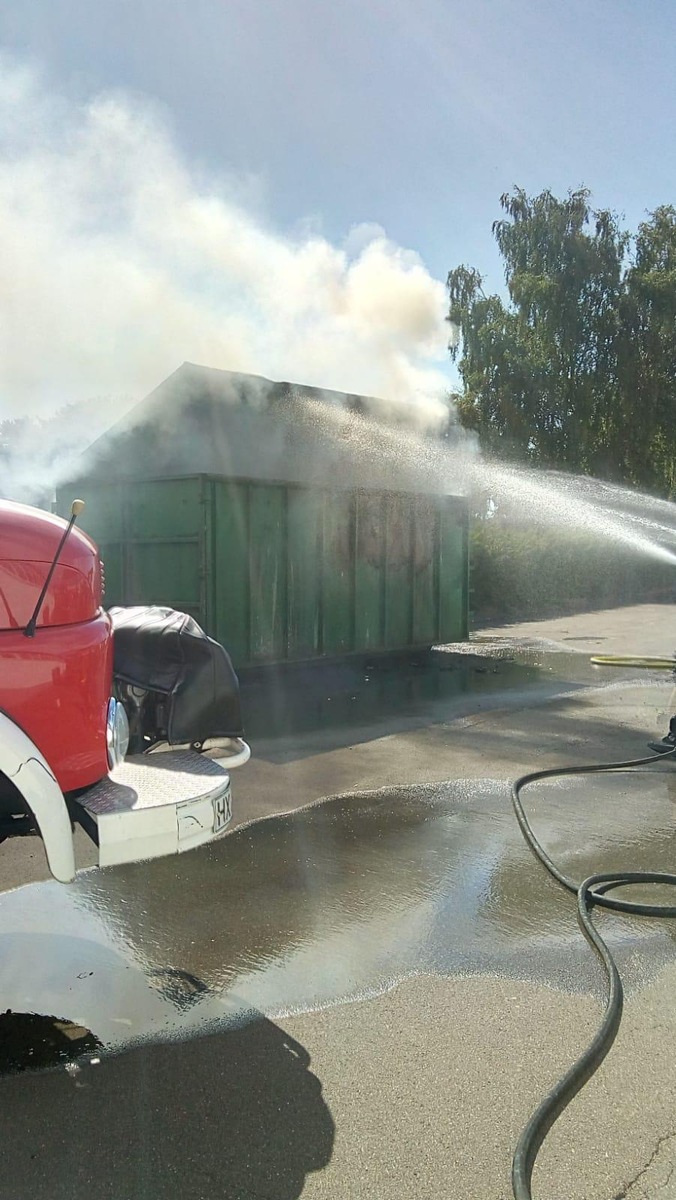 FW Borgentreich: Containerbrand Fa Holz Decker in Borgholz.