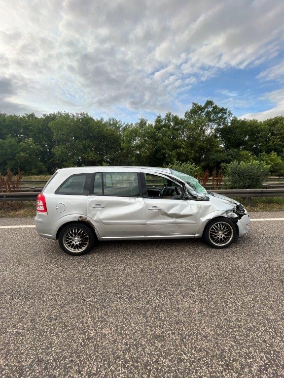 API-TH: Vier verletzte Personen nach einem Fahrstreifenwechsel auf der A4