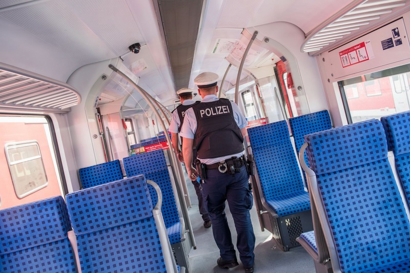 BPOL-KS: Aggressiver Fahrgast flüchtet vor Bundespolizei