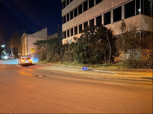 POL-PDLU: Verkehrsschild in der Johann-Klein-Straße beschädigt - Zeugen gesucht