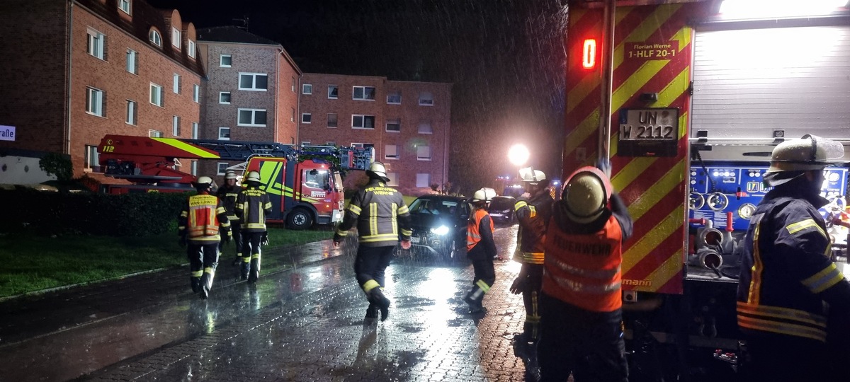 FW-WRN: TH_1 - LZ1 - Katze hängt nach Sturz vom Balkon in einer Regenrinne fest, droht zu fallen