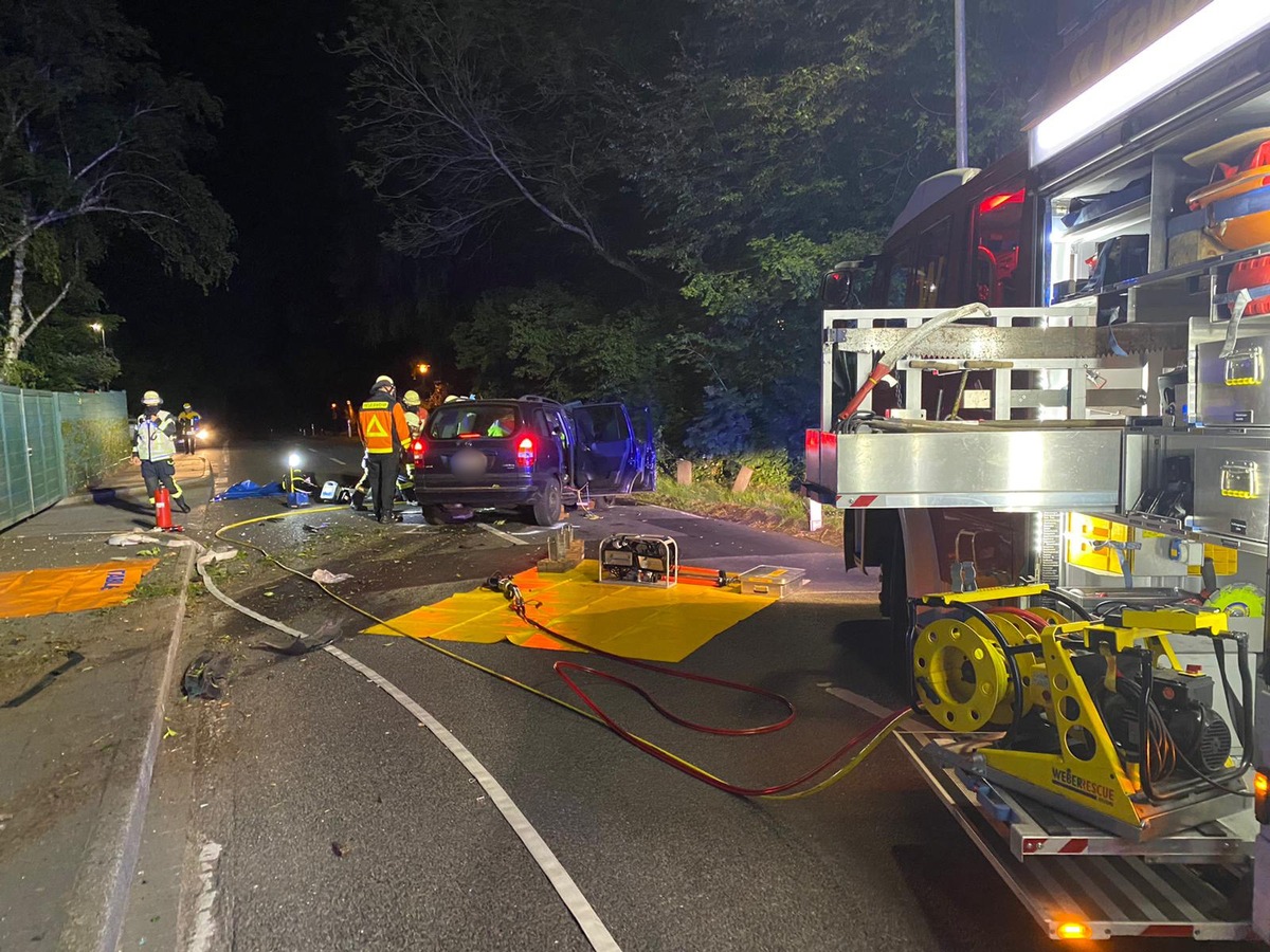 FW-Erkrath: Verkehrsunfall mit eingeklemmter Person