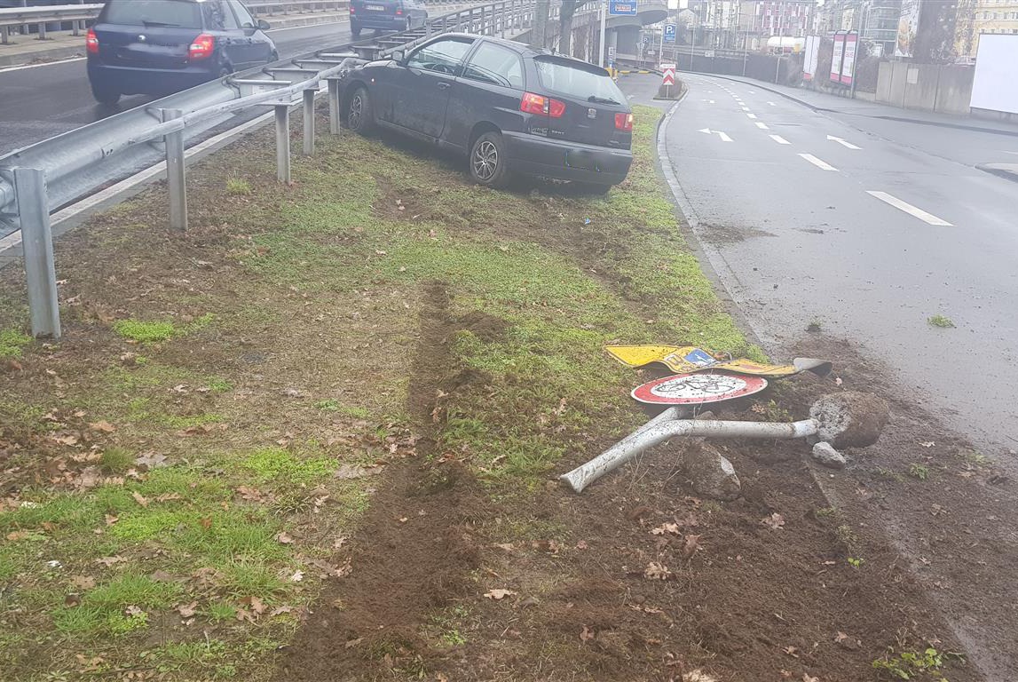 POL-PPKO: Koblenz: 19-Jährige bei Unfall leicht verletzt