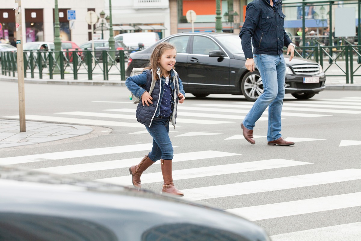 Schulanfänger: Sicher zur Schule und zurück / Die DVAG rät Eltern zu ausreichendem Unfallschutz und gibt Tipps zum sicheren Verhalten im Straßenverkehr (FOTO)