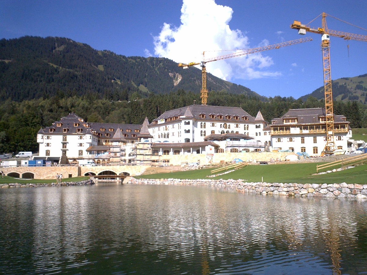 A-ROSA Kitzbühel eröffnet am 17. Dezember 2005 / Außenanlage des Luxusresorts und Golfplatz bereits fertiggestellt