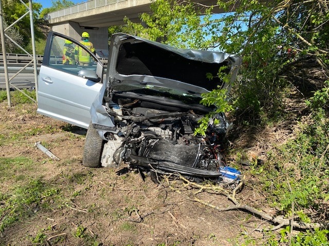 POL-PDLD: Autofahrer bei Alleinunfall verletzt