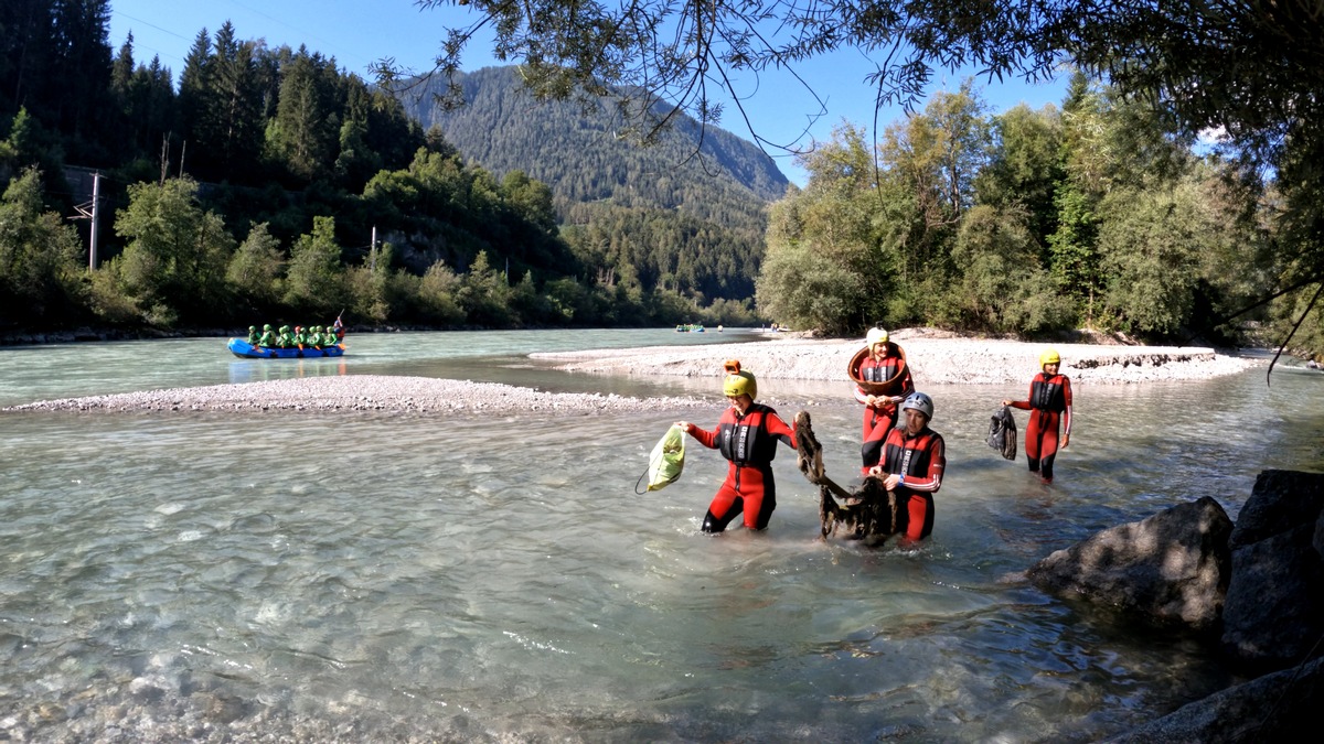 Protect where you play: Müll beseitigen, wo keiner hingehört / CLIF und AREA 47 setzen zum World Clean Up Day mit einer Cleanup-Rafting-Tour ein starkes Zeichen gegen Plastikmüll