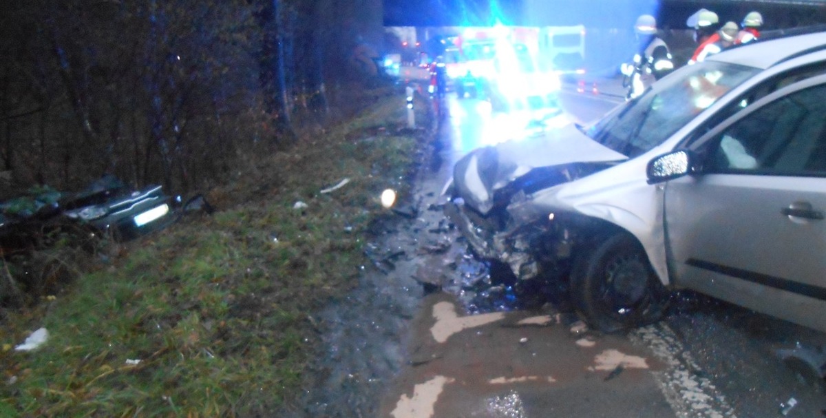 POL-HA: Frontalzusammenstoß zwischen zwei Autos auf der Verbandsstraße - Drei schwerverletzte Personen