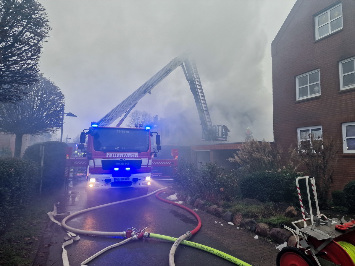 FW-RD: Feuer im Reihenhaus - Feuerwehr mit Großaufgebort im Einsatz