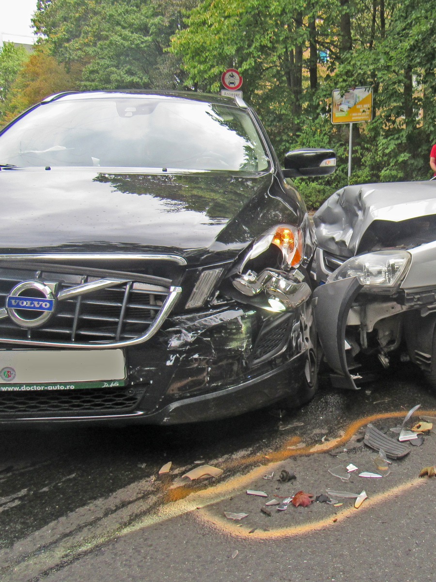 POL-ME: Abbiegemanöver führt zu Kollision zwischen zwei Autos - Velbert - 1909104