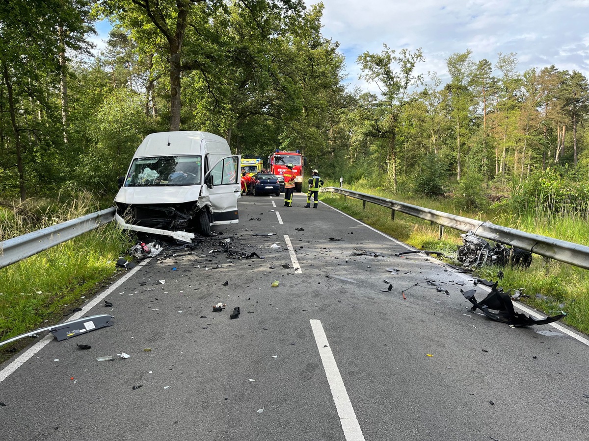 FW Lüchow-Dannenberg: +++ PKW kollidiert mit Transporter +++ Junge Frau bei Frontalzusammenstoß tödlich verletzt +++ Apple-Watch setzt Notruf ab +++