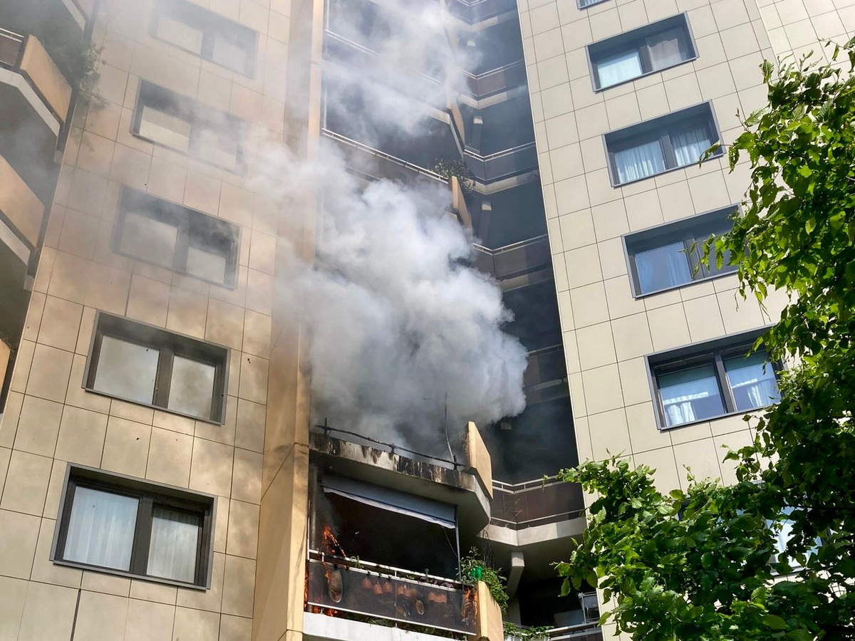 FW-GL: Wohnung nach Balkonbrand im Stadtteil Frankenforst unbewohnbar - Feuerwehr rettet zwei Katzen