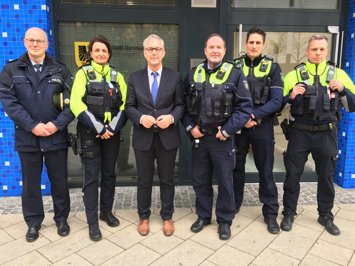 POL-DO: Schutz vor Übergriffen: Polizei Dortmund ist seit heute mit Bodycams auf Streife