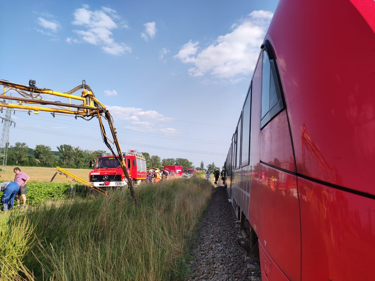 BPOL-KL: Regionalbahn kollidiert mit Traktor